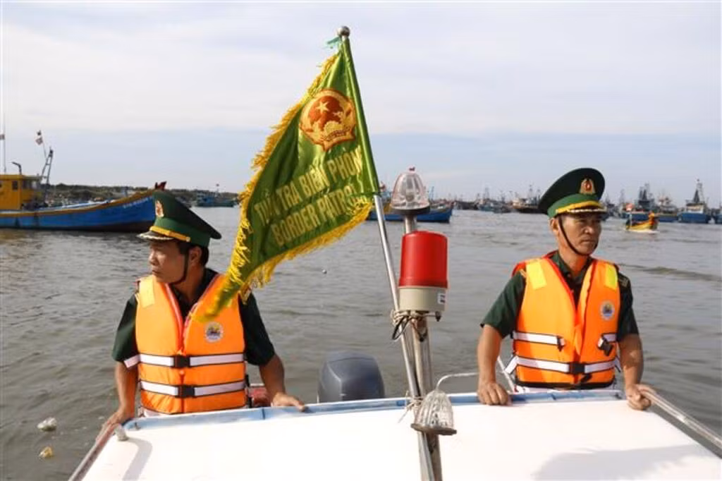 Le poste de garde-frontière local de Thanh Hai effectue des patrouilles et des inspections au port de Phu Hai, province de Lam Dong (dans les hauts plateaux du centre). Photo : VNA.