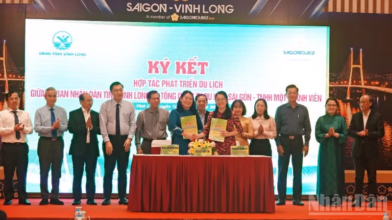 Cérémonie de signature de l'accord de coopération entre le Comité populaire provincial de Vinh Long et le groupe Saigontourist pour la période 2026 – 2030. Photo : NDEL