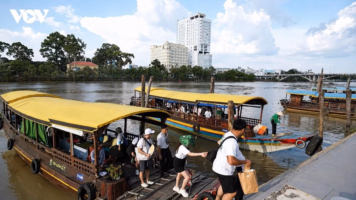 Les touristes découvrent les destinations par voie fluviale à Vinh Long. Photo : VOV