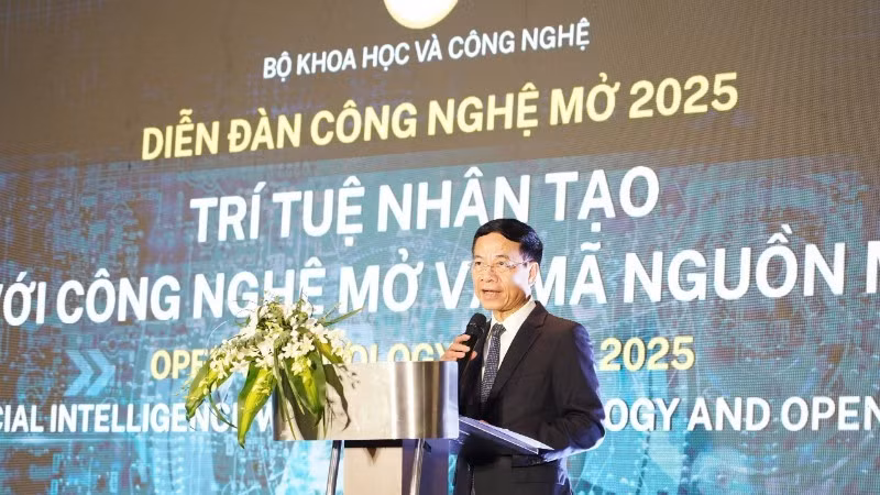 Le ministre vietnamien des Sciences et des Technologies, Nguyen Manh Hung, prend la parole lors du forum. Photo : NDEL
