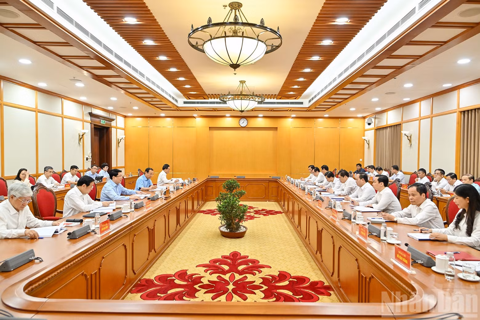 La province de Cao Bang est également appelée à améliorer la vie des populations, notamment des minorités ethniques et des habitants des zones reculées, à accélérer les projets d’infrastructures, notamment l’achèvement des autoroutes, les liaisons avec les postes-frontières, les sites historiques et paysagers. Photo : NDEL