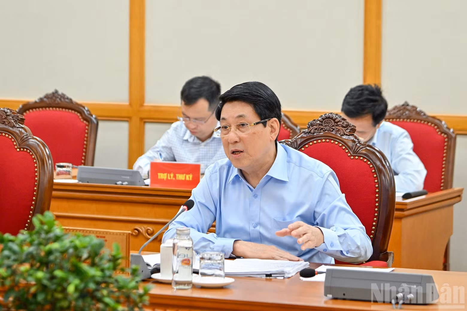 Le président Luong Cuong souligne la nécessité pour la province de Cao Bang de valoriser les atouts du tourisme historique et culturel, de mettre en valeur l’identité des communautés ethniques, de développer l’économie frontalière et l’économie forestière. Photo : NDEL