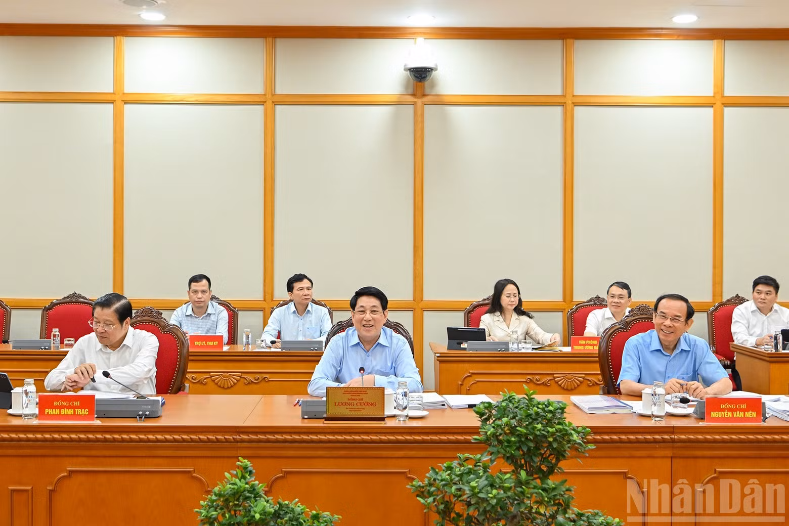 Le président Luong Cuong (au centre, 1er rang) lors de la séance de travail avec le Permanence du Comité du Parti de la ville de Hue (au Centre). Photo : NDEL