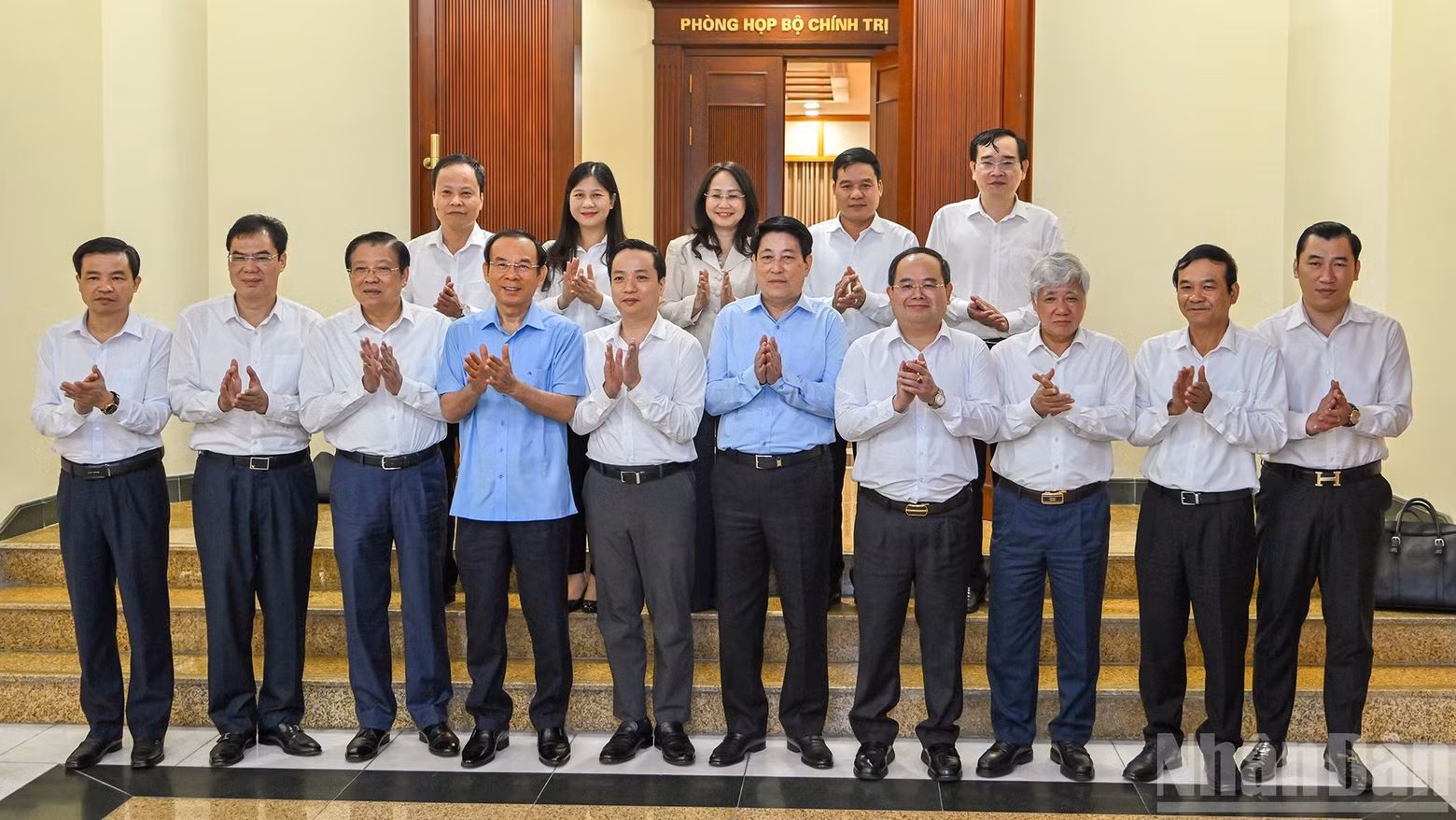 Le président Luong Cuong demande aux deux localités de poursuivre la rationalisation de leur appareil administratif, d’améliorer la gouvernance locale, de former et perfectionner les cadres et fonctionnaires et de renforcer le lien de confiance entre la population, le Parti et le système politique. Photo : NDEL