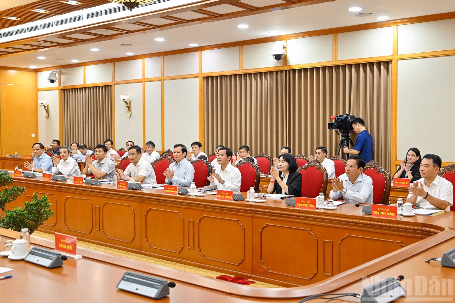 Les membres du Permanence du Comité du Parti de la ville de Hue, lors de la séance de travail. Photo : NDEL