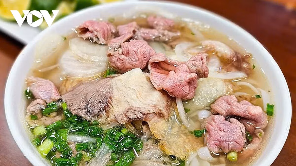 Le pho, un plat emblématique de Hanoï, est un symbole de la gastronomie vietnamienne et un véritable patrimoine culturel. Photo : VOV