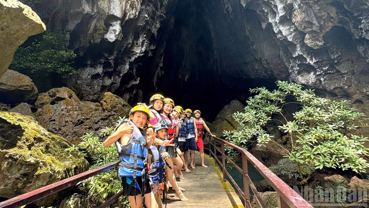 Des touristes à la découverte de la grotte Toi. Photo : NDEL.