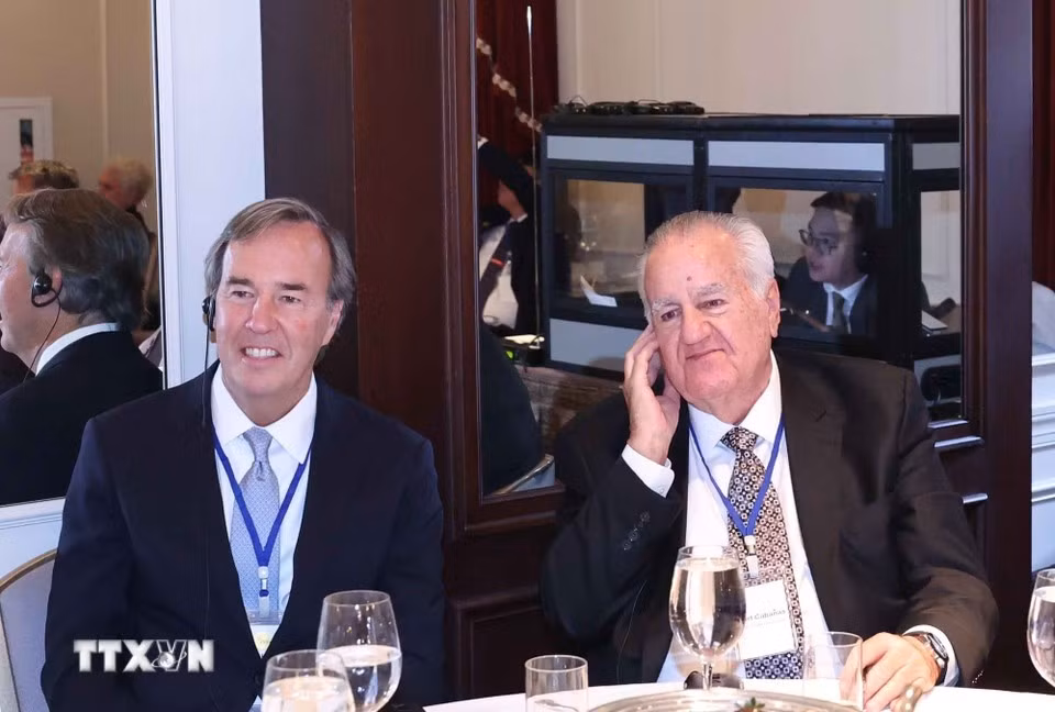 Des délégués américains assistent à la table ronde. Photo : VNA