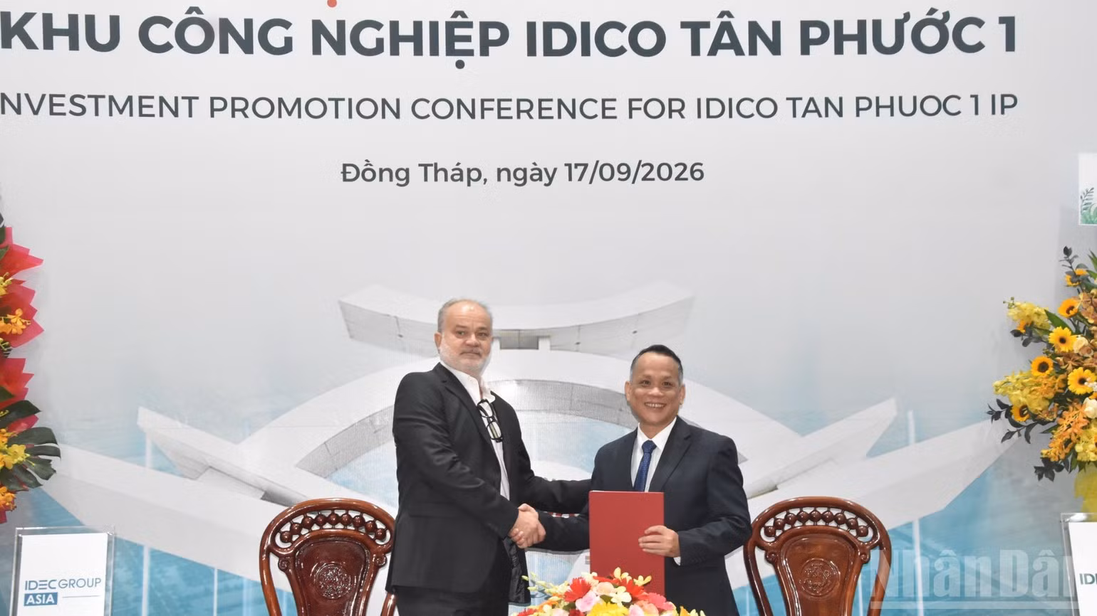 Signature d'un protocole d'accord pour un investissement dans la zone industrielle de Tan Phuoc 1. Photo : NDEL