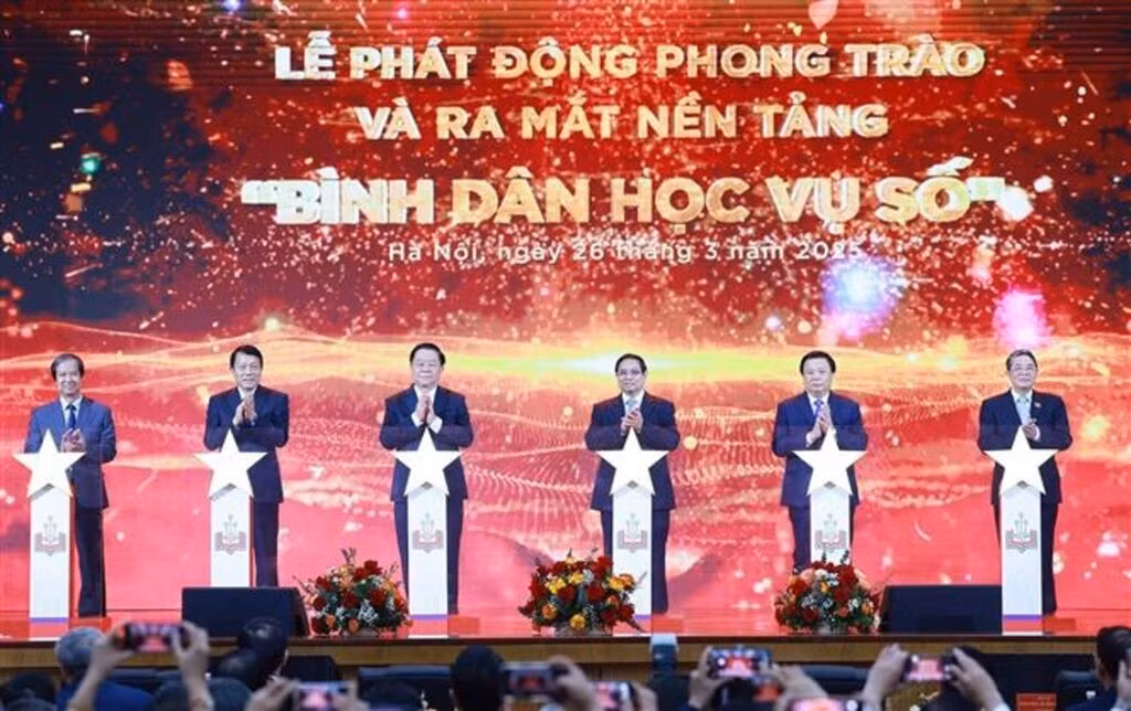 Le Premier ministre vietnamien Pham Minh Chinh (4e, gauche) et les délégués lors de la cérémonie de lancement du mouvement « Alphabétisation numérique », le 26 mars 2025. Photo : VNA