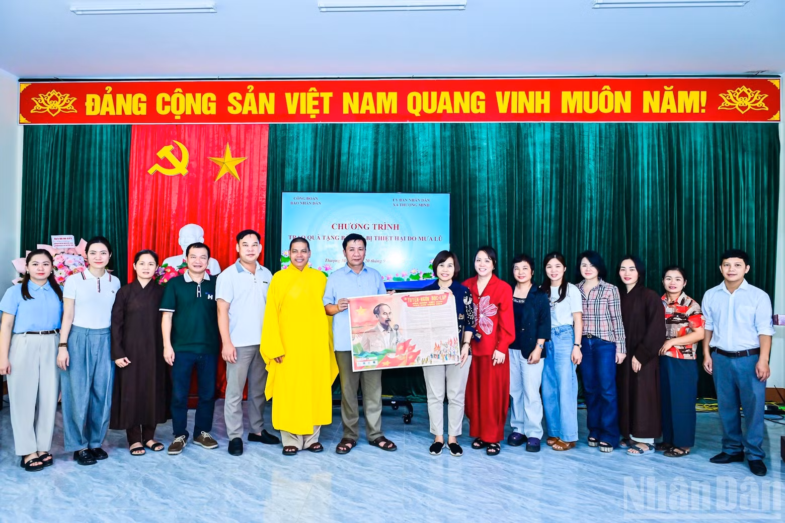 À cette occasion, les représentants du syndicat du journal Nhân Dân remettent des suppléments spéciaux commémorant le 80e anniversaire de la Fête nationale du 2 septembre à la population locale. Photo : Bao Long/NDEL