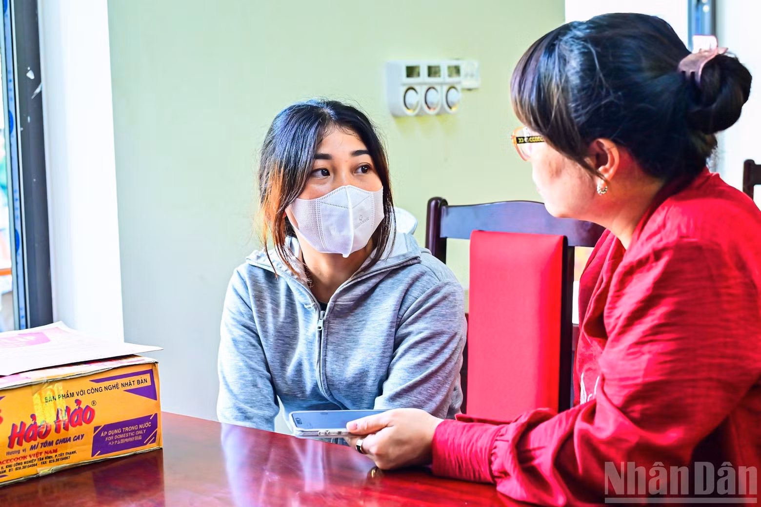 La délégation du journal Nhân Dân encourage les gens à surmonter les difficultés et à stabiliser rapidement leur vie. Photo : Bao Long/NDEL