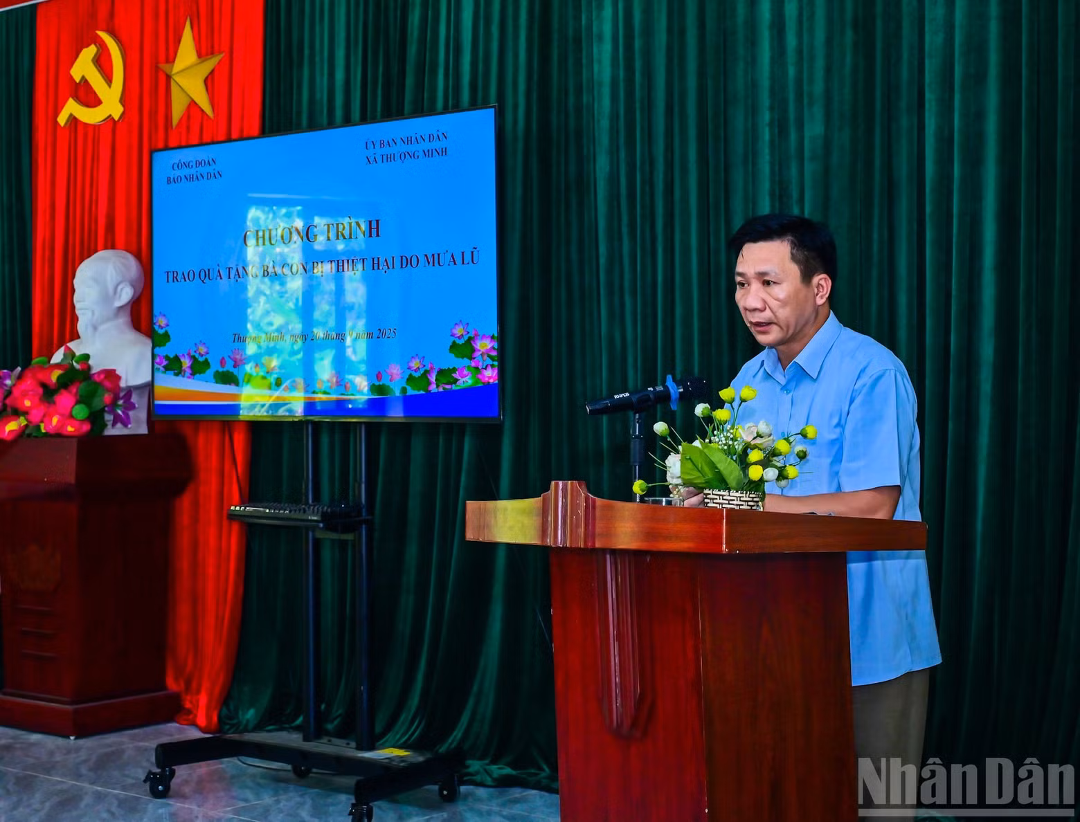 Le vice-président du Comité populaire de la commune de Thuong Minh, Ly Van Truong, remercie le syndicat du journal Nhân Dân pour son soutien accordé aux familles sinistrées. Photo : Bao Long/NDEL