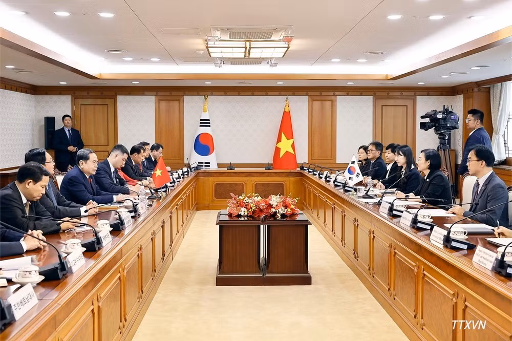 Entrevue entre le président de l’Assemblée nationale du Vietnam Tran Thanh Man et la Première ministre sud-coréenne Han Seong Sook. Photo : VNA.