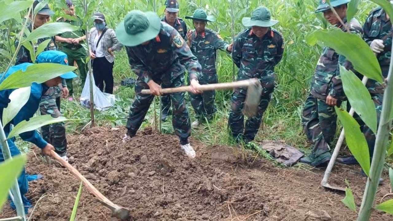 Le Commandement militaire de la commune de Tuy An Tay, en collaboration avec l'équipe K51, a mené des opérations de fouilles et de recherche pour retrouver les restes du martyr Truong Van Tien. Photo : Quoc Khanh/NDEL