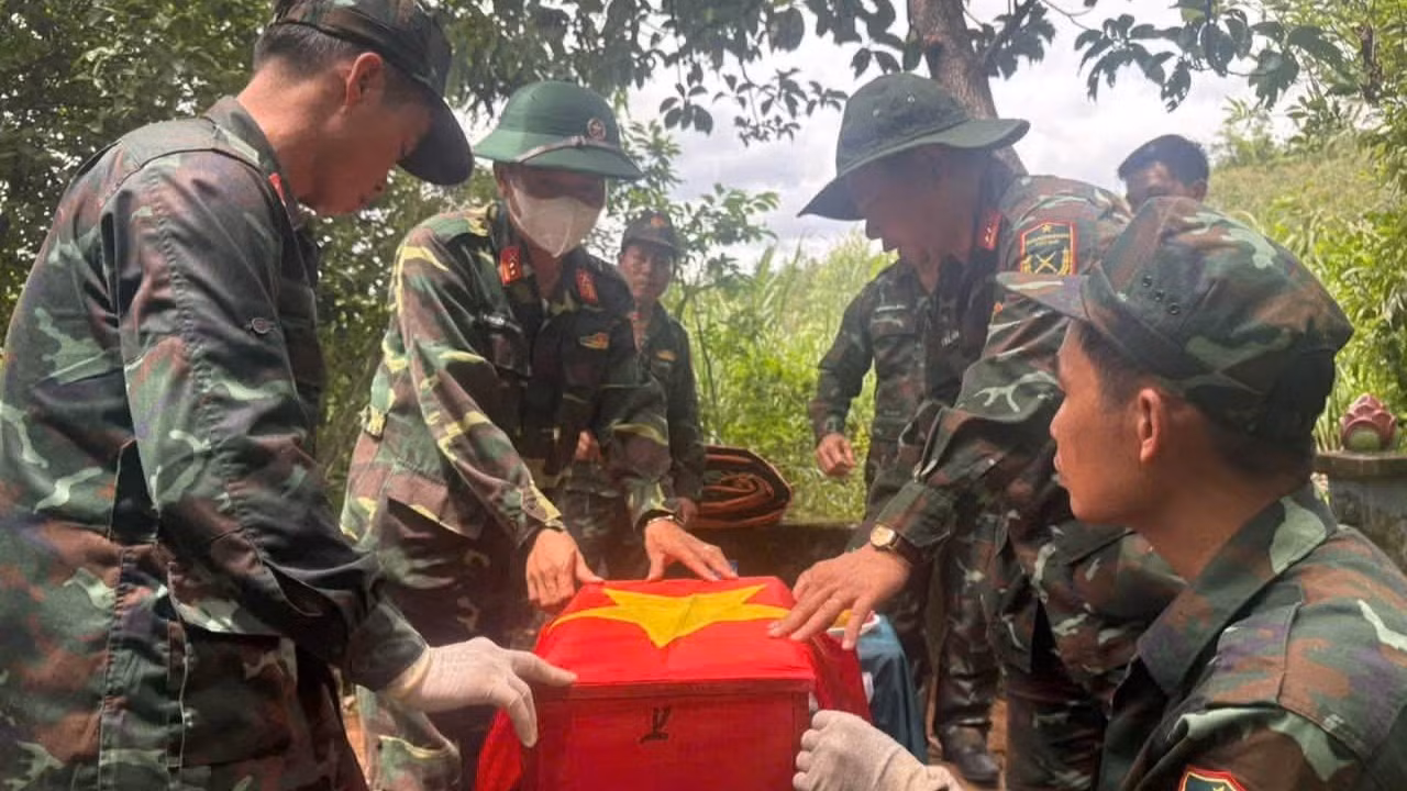 Les forces compétentes transfèrent les dépouilles du martyr vers le lieu de conservation et de recueillement. Photo : Quoc Khanh/NDEL