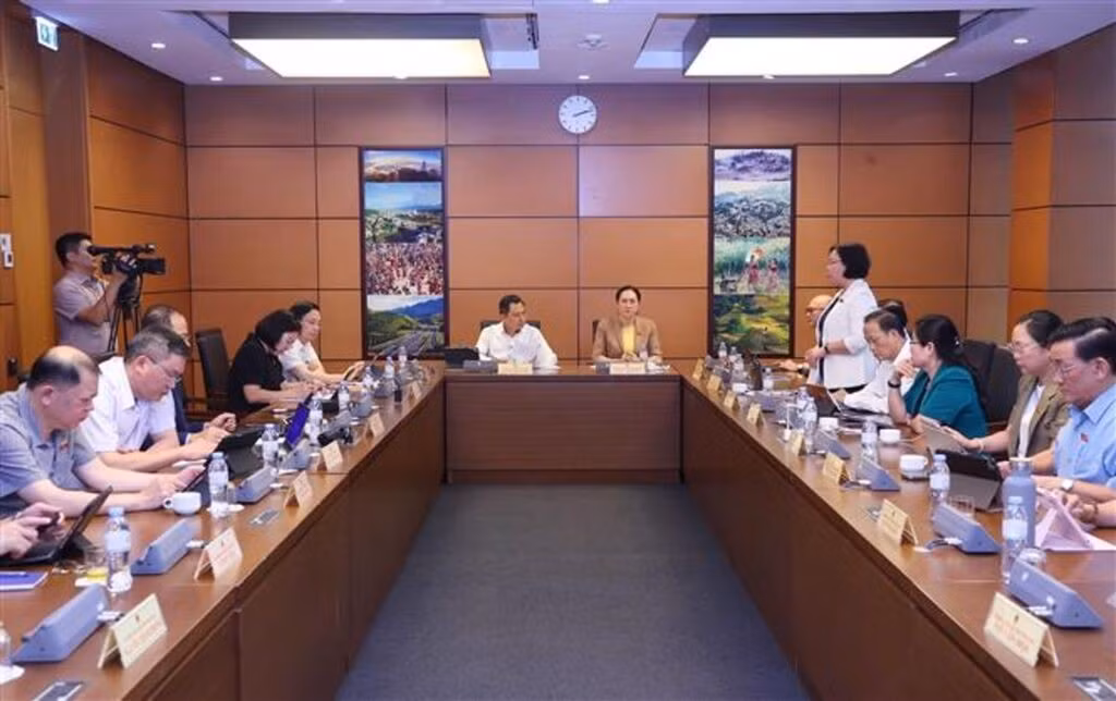 Séance de discussions en groupe des députés des provinces de Vinh Long et Son La dans l'après midi du 21 octobre. Photo : VNA