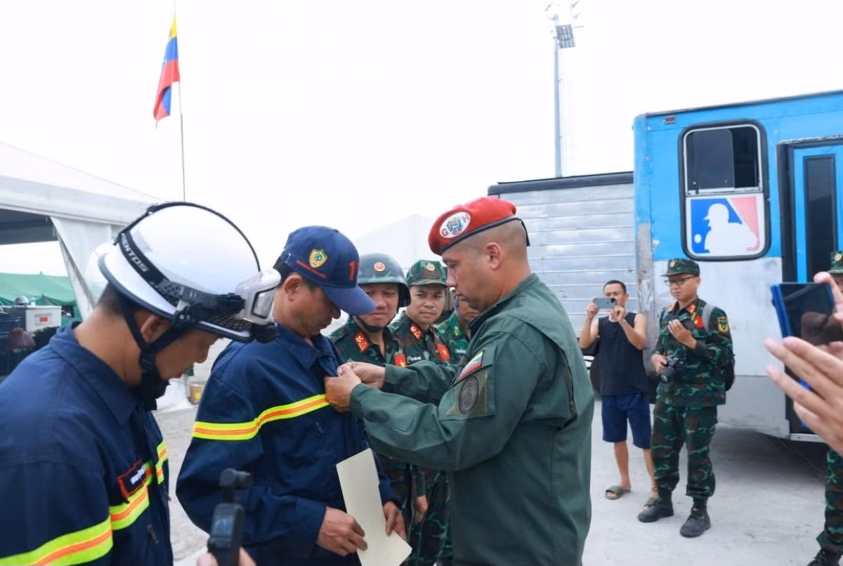Le lieutenant-colonel Raúl Serrano Chacón, du Commandement de la Garde présidentielle, remet la médaille à l'équipe vietnamienne de secours. Photo: ministère de la Défense