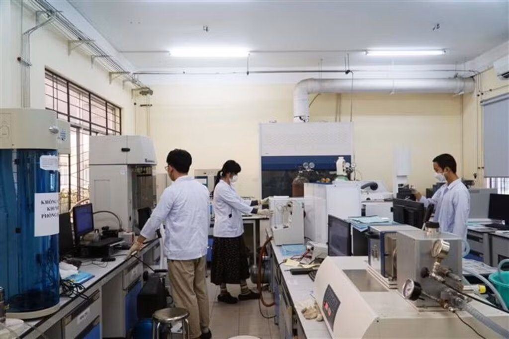 Dans l'Institut des technologies des matériaux avancés de l’Université nationale de Ho Chi Minh-Ville. Photo : VNA.