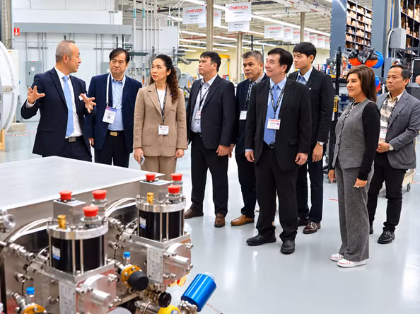 Un représentant de la société américaine Mevion présente aux experts la technologie supraconductrice du système de protonthérapie de nouvelle génération MEVION S250-FIT. Photo : NDEL