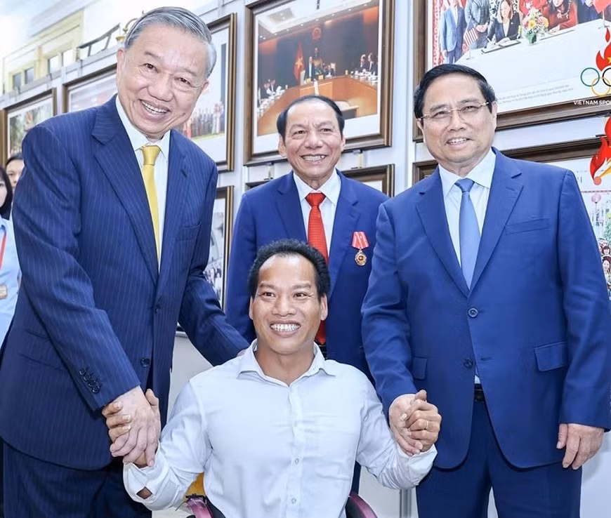 Des dirigeants du Parti et de l'État vietnamiens félicitent Le Van Cong lors de la cérémonie de célébration du 80e anniversaire de la Journée traditionnelle du secteur de la culture.