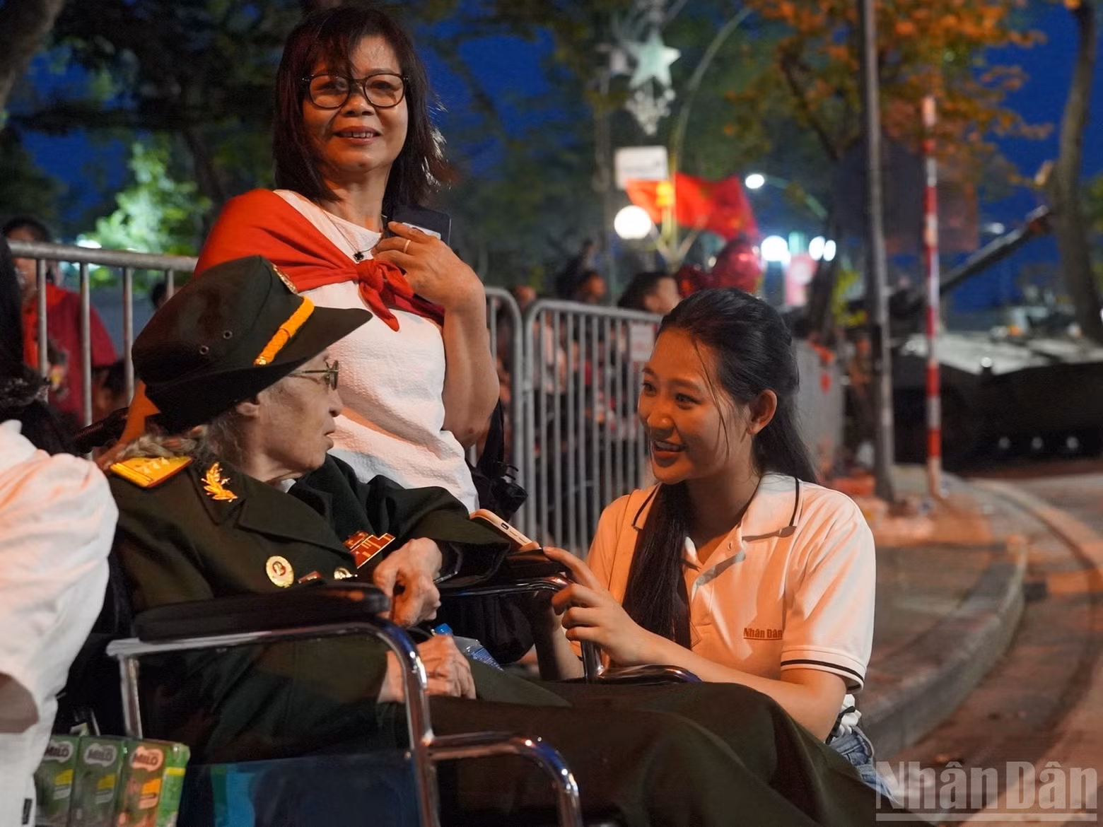 « Je suis immensément fière de revivre dans cette atmosphère héroïque. Jusqu’à aujourd’hui, je garde gravées dans mon cœur les paroles du Président Ho Chi Minh, et je raconte quotidiennement ses histoires à mes enfants et petits-enfants pour les inciter à suivre son exemple moral », confie Mme Hop.