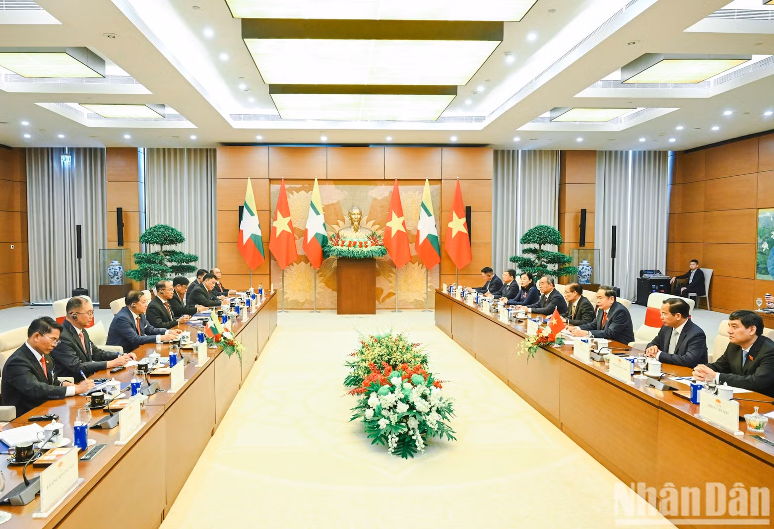 Entrevue entre le président de l'Assemblée nationale Tran Thanh Man et le président du Myanmar Min Aung Hlaing. Photo: NDEL