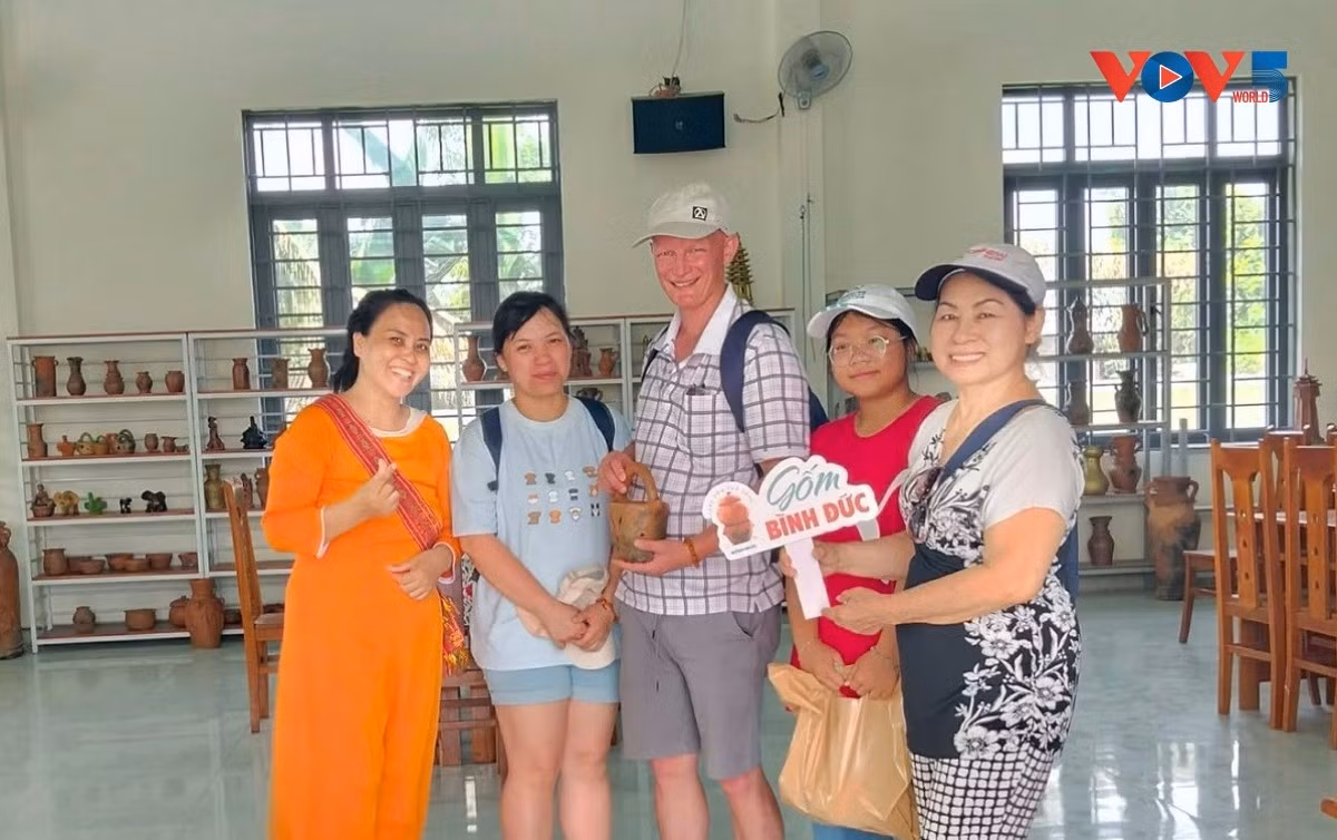 Des touristes visitent un espace d'exposition de la poterie Cham de Binh Duc. Photo: VOV