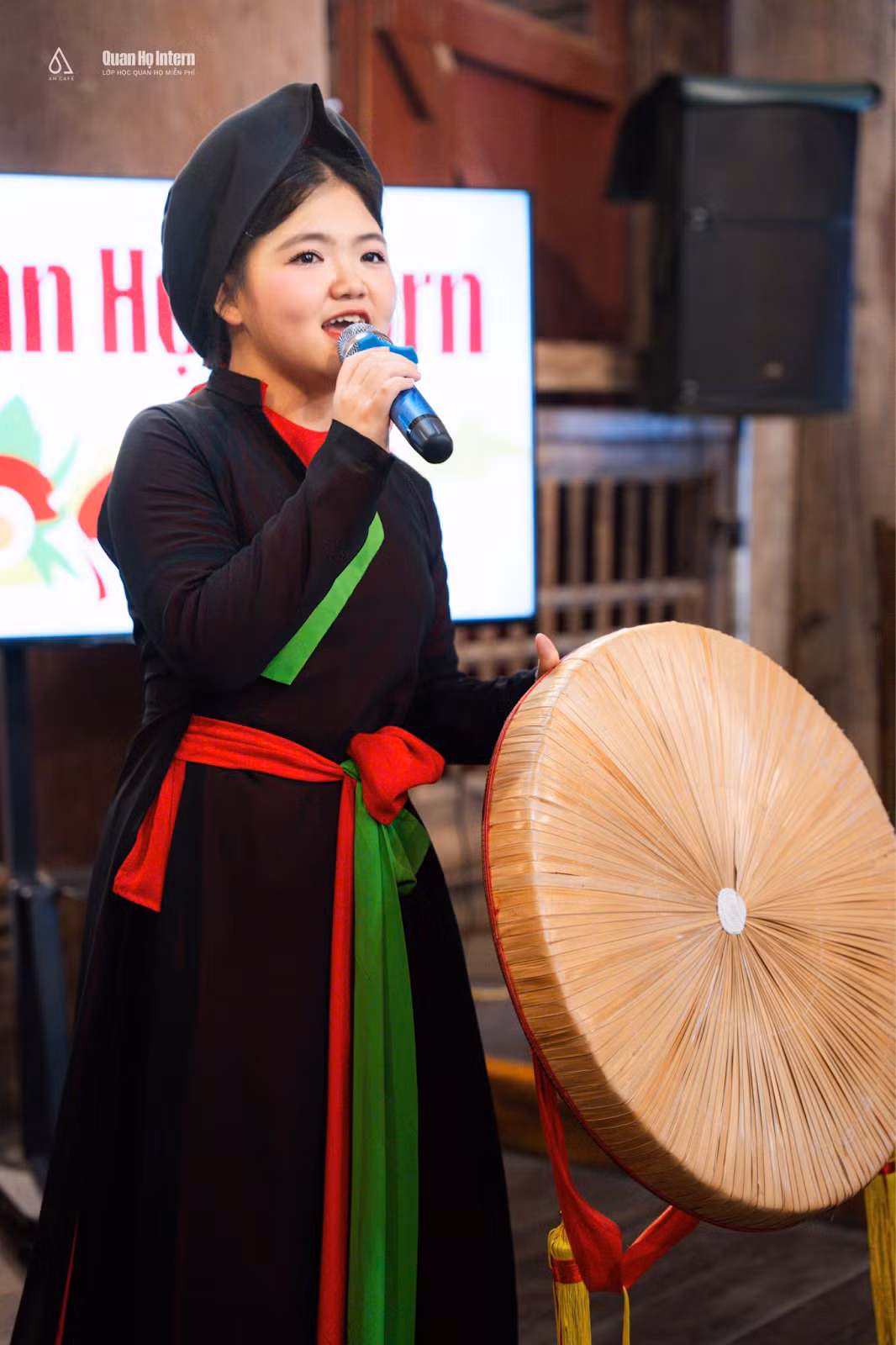 Tran Thu Hang, 18 ans, une jeune qui a grandi dans les mélodies du chant « quan ho ». Photo : Quan ho intern