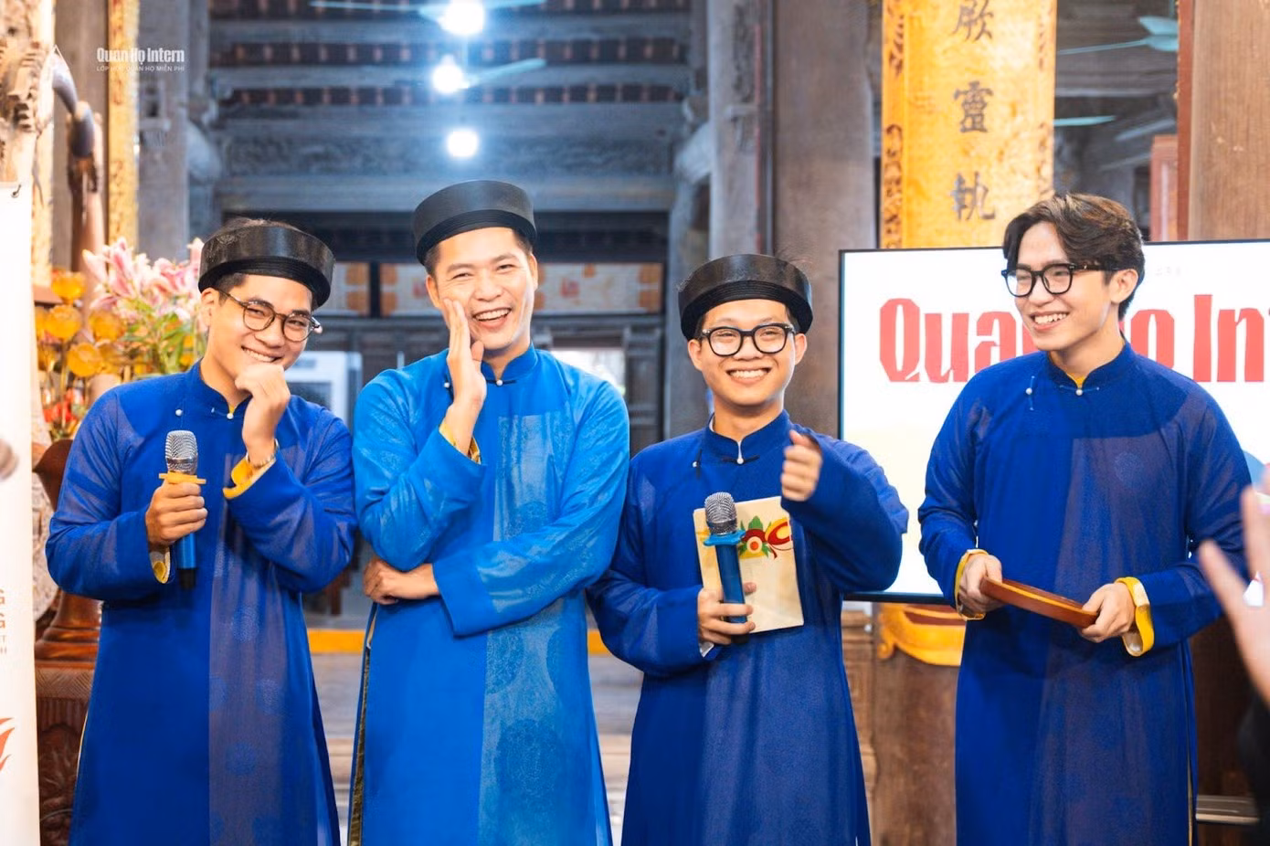 Bui Quang Huy (2e à droite) a décidé de s’inscrire au cours de « Quan ho intern » avec l'idée initiale d'essayer ce type d’art traditionel. Mais finalement, grâce à ce cours, il a pu véritablement ouvrir son cœur et avoir des expériences enrichissantes. Photo : Quan ho intern