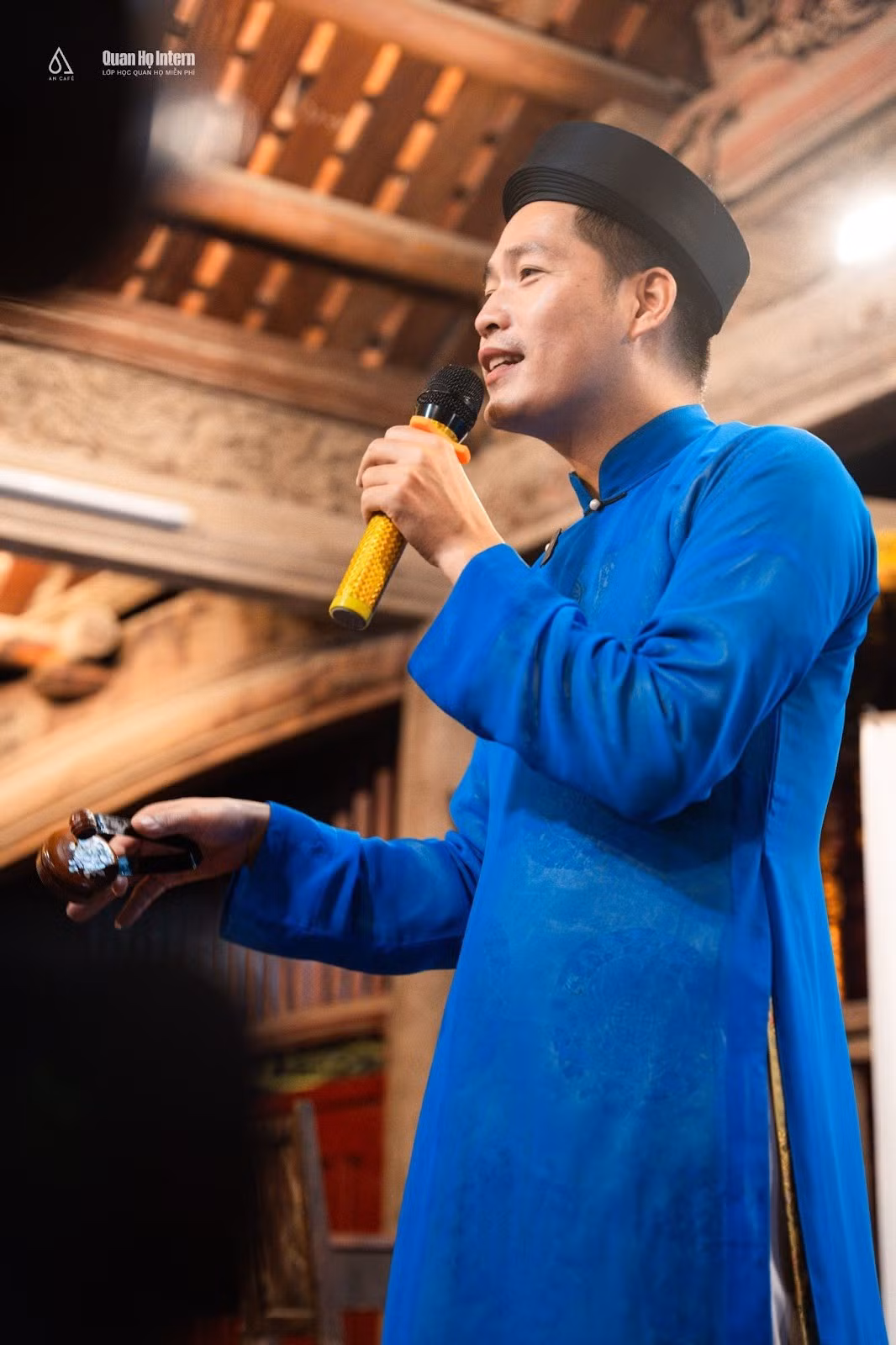 Avec plus de 20 ans d'attachement au chant « quan ho », l’artiste Huu Duy transmet non seulement les mélodies populaires, mais aussi l’art de vivre qui les accompagne. Photo : Quan ho intern