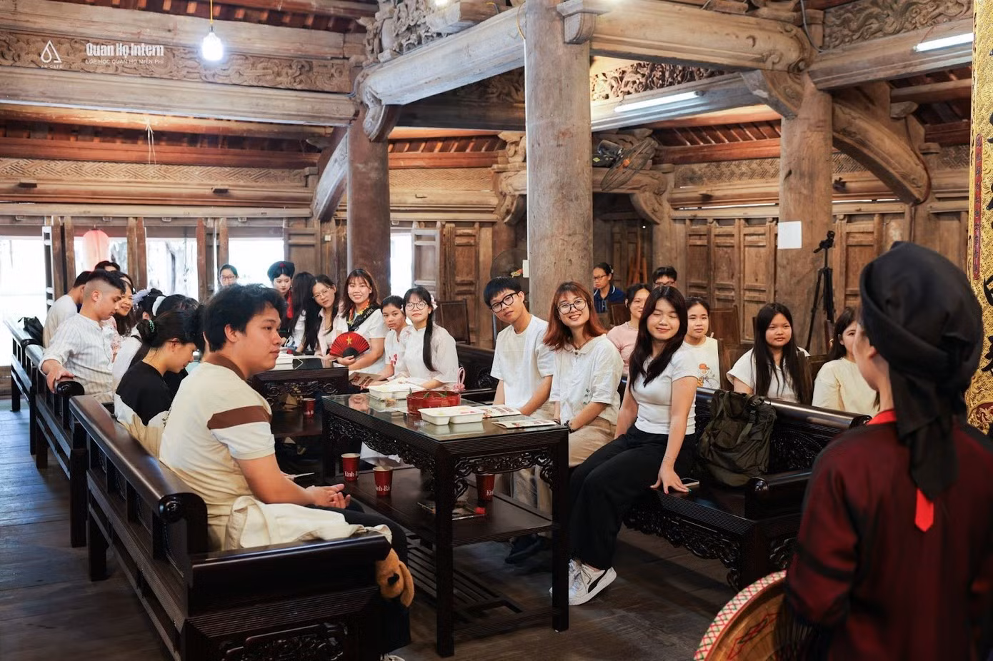 En juillet dernier, le cours spécial « Quan ho intern » a été organisé tous les dimanches dans la maison communale de Dinh Bang (district de Tu Son, province de Bac Ninh), attirant la participation de nombreux jeunes. Photo : Quan ho intern