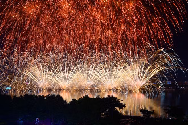La rivière Han illuminé lors de la grande finale du DIFF 2025. Photo : Tran Cong Chinh.