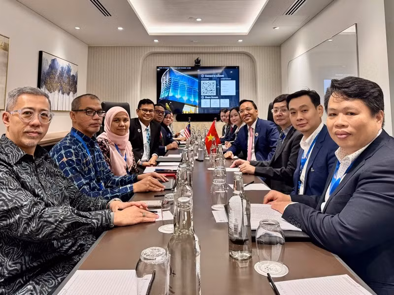 Lors de la rencontre entre le vice-ministre vietnamien de l’Industrie et du Commerce, Nguyen Hoang Long, et son homologue malaisien de la Transition énergétique et de l’Eau, Akmal Nasir, en marge de l'AMEM-43 à Kuala Lumpur. Photo : congthuong.vn