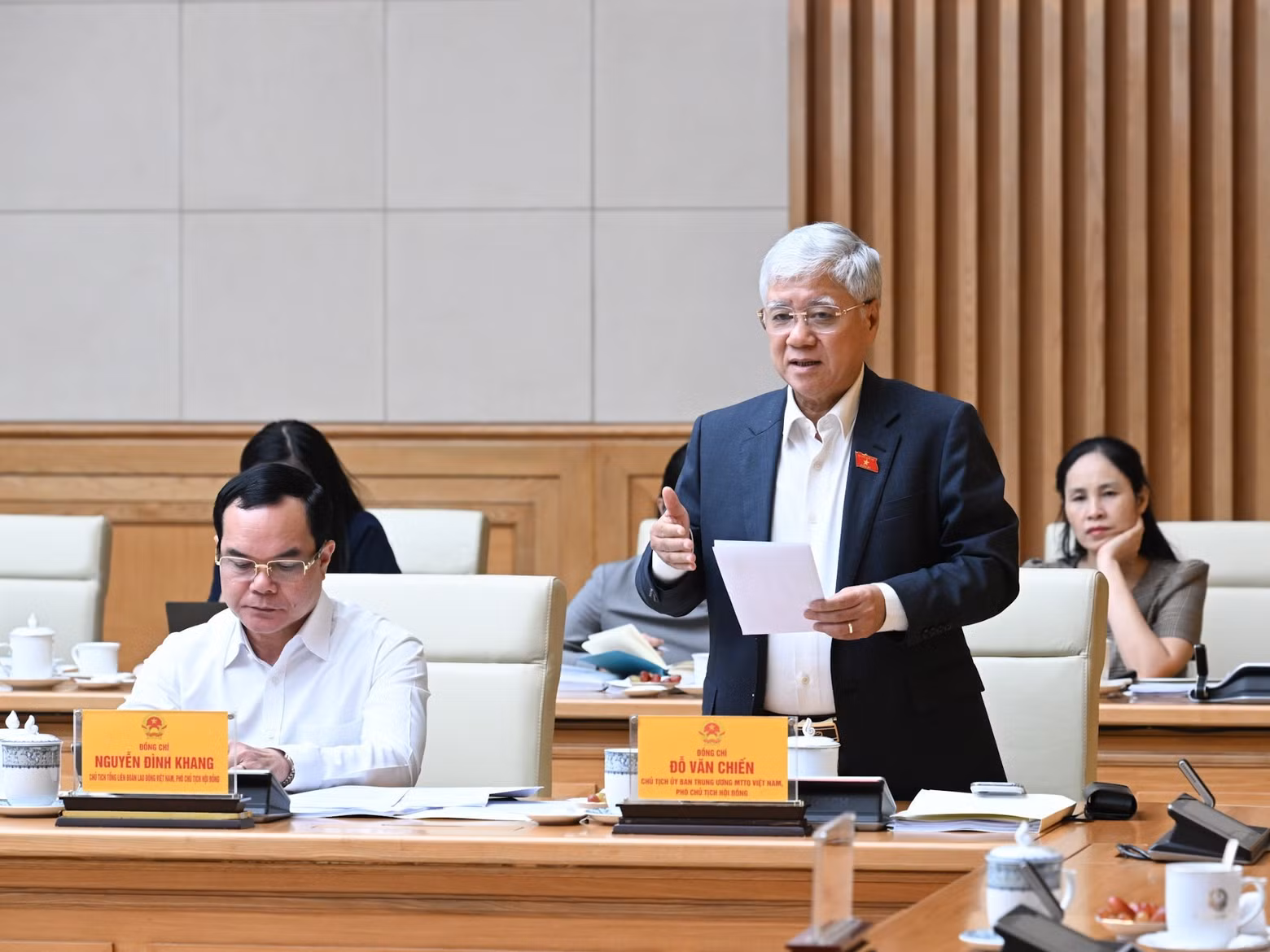 Do Van Chien, membre du Bureau politique, secrétaire du Comité central du Parti, président du Comité central du Front de la Patrie du Vietnam, et vice-président du Conseil central de l’émulation et des récompenses (debout), prend la parole lors de la réunion. Photo : Tran Hai/NDEL