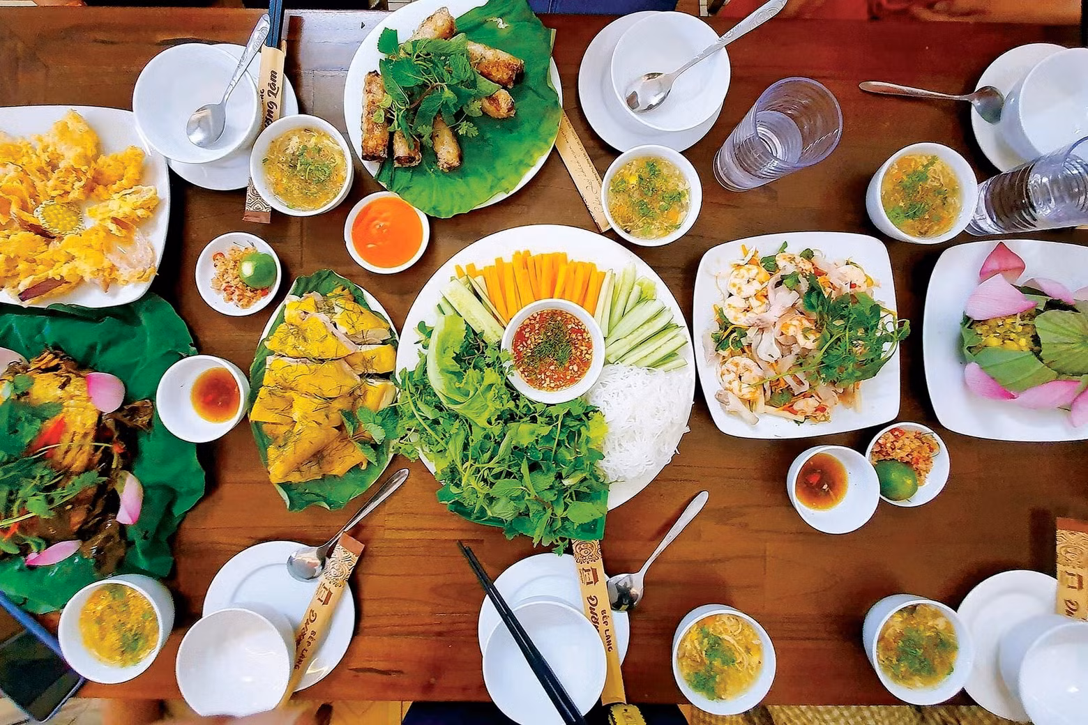 Le Vietnam s’affirme comme un paradis des gourmets, conquérant les papilles gustatives les plus exigeantes avec ses spécialités culinaires uniques.