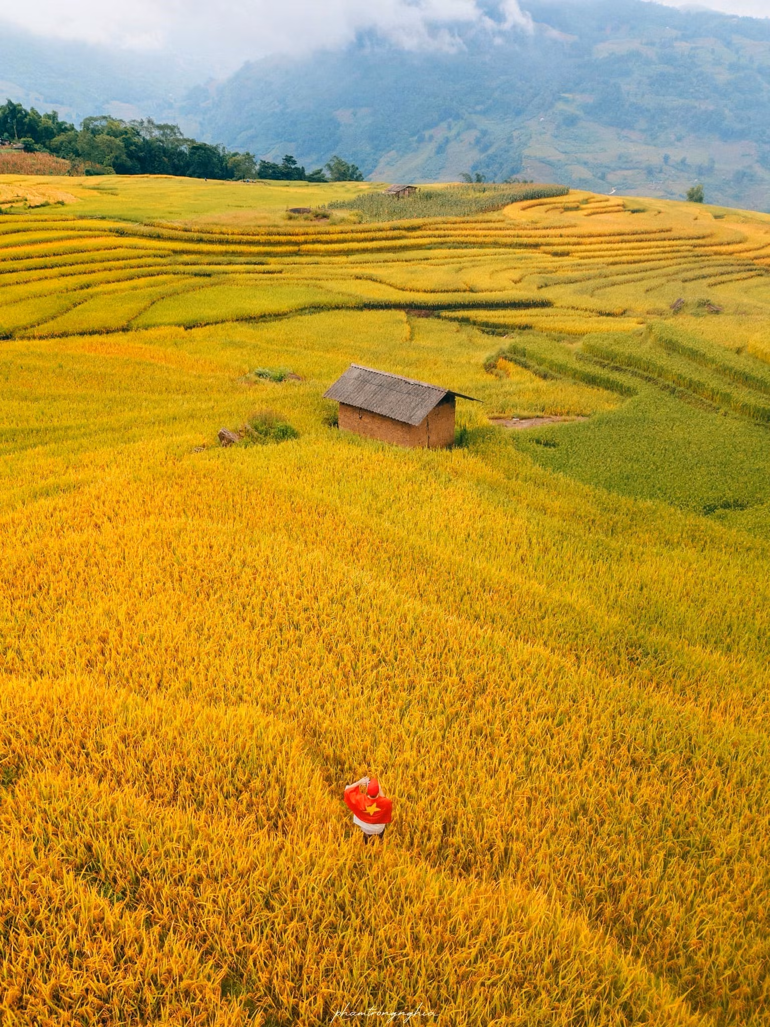 Bien que moins connue que sa voisine Sapa, Y Ty attire toujours les voyageurs pour la beauté fantastique de ses paysages souvent dans la brume, ses forêts vierges et ses groupes ethniques bigarrés. Parmi les villages les plus représentatifs autour d’Y Ty, on retrouve A Lu et Choan Then. Ce sont des villages typiques de l'ethnie Ha Nhi, avec des maisons en pisé ocre. Photo : Pham Trong Nghia/laodong.vn