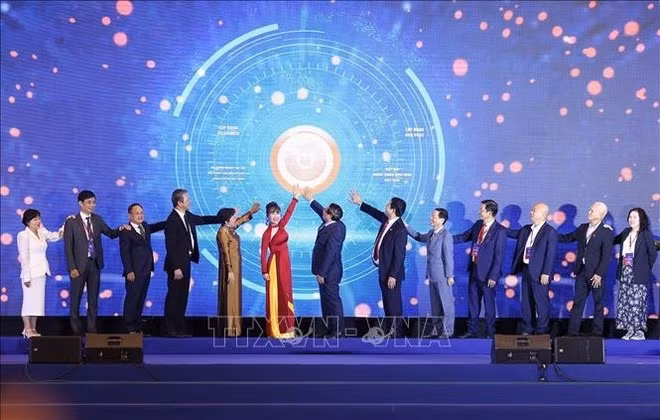 Le PM Pham Minh Chinh et les délégués lors de la cérémonie de lancement de « l'Alliance des fabricants du Vietnam ». Photo : VNA