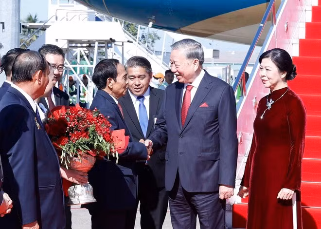 Le secrétaire général du Parti communiste du Vietnam (PCV), Tô Lâm, et son épouse Ngô Phuong Ly à l’aéroport international de Wattay. Photo: VNA