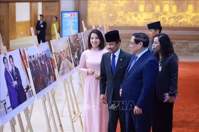 Le Premier ministre Pham Minh Chinh et le sultan de Brunei Darussalam, Haji Hassanal Bolkiah, visitent une exposition sur les relations Vietnam-Brunei. Photo: VNA