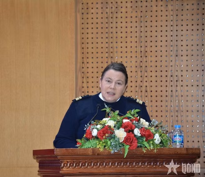 La colonelle Anne Brun, attachée de défense de la France au Vietnam. Photo: qdnd.vn