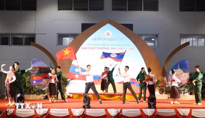 Une performance artistique célébrant la relation spéciale qui unit le Vietnam et le Laos lors de la cérémonie d'ouverture de la Foire commerciale Vietnam-Laos 2025. Photo: VNA