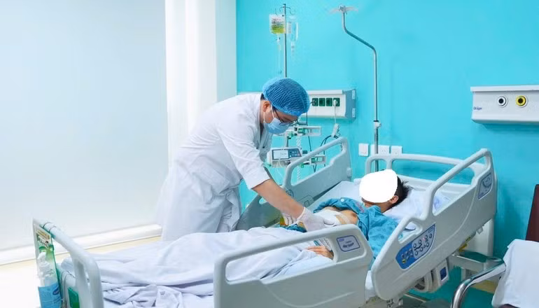 Après l’opération, l’état de santé du donneur comme du receveur est satisfaisant. Le patient greffé se nourrit, se déplace normalement, et la cicatrice est sèche. Photo : Hôpital central militaire 108