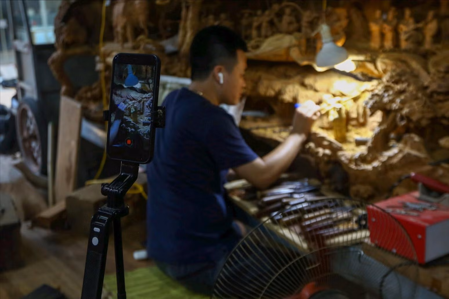 Le village de menuiserie de Ngoc Than promeut ses produits sur les plateformes numériques. Photo : hanoimoi.vn