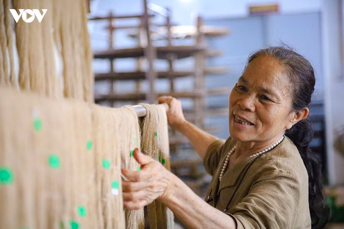 L’artisane émérite Phan Thi Thuan, directrice de la société à responsabilité limitée de sériciculture My Duc, a cherché à valoriser le savoir-faire traditionnel en développant des produits en soie de lotus. Photo : VOV