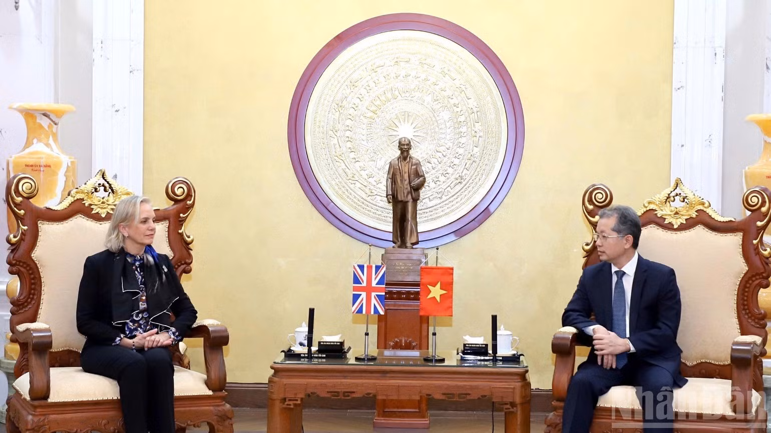 Nguyen Van Quang, membre du Comité central du Parti communiste du Vietnam et président de la Cour populaire suprême (à droite), et Kirsty Brimelow KC, présidente du Conseil du barreau d’Angleterre et du pays de Galles. Photo : NDEL