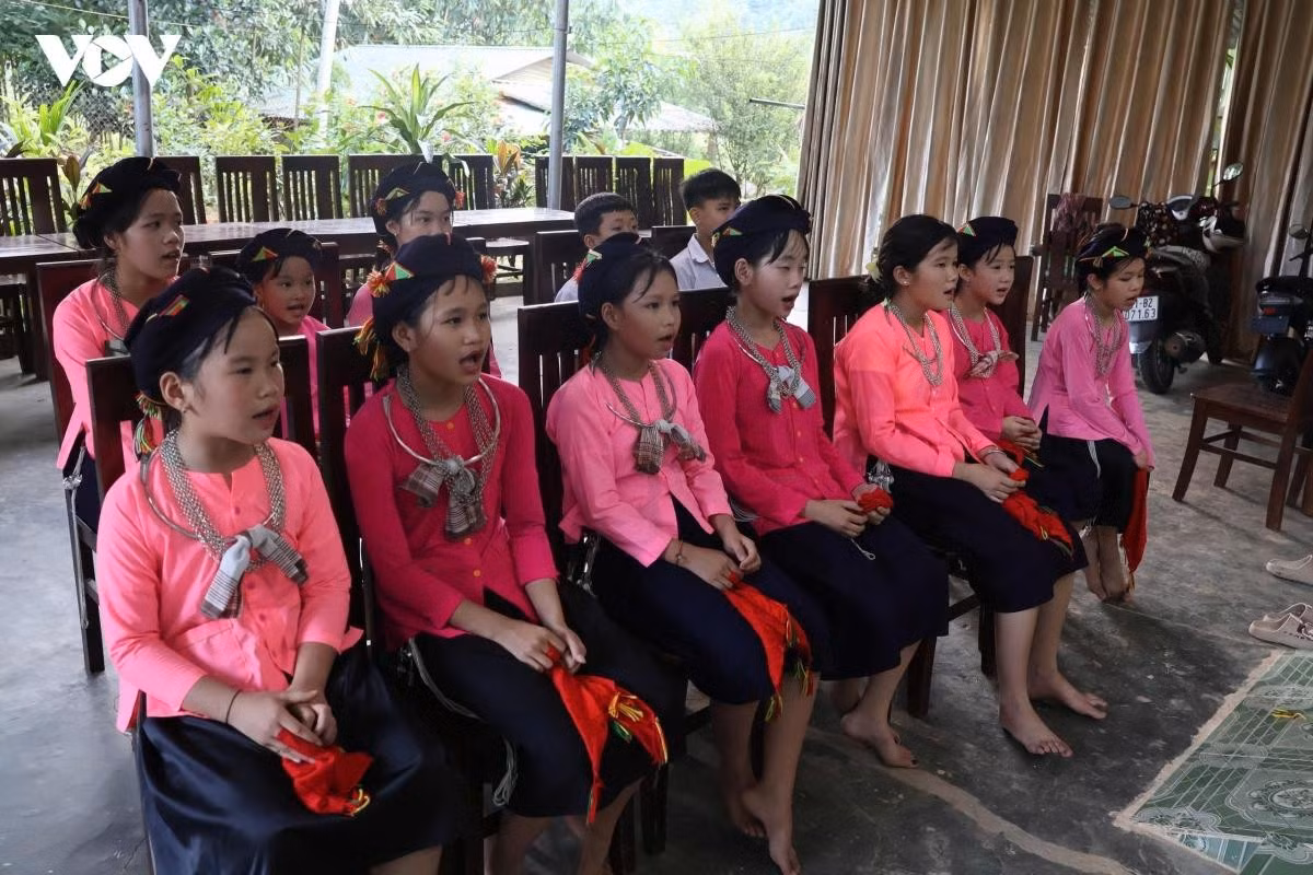 Jusqu'à présent, l'artiste Mai Thi Hong Chan a organisé 11 sessions de transmission des chants populaires des Tay, auxquelles ont participé plusieurs centaines d’apprenants de tous âges. Photo : VOV