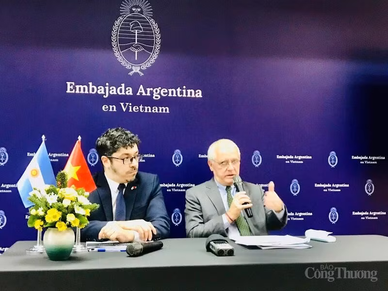 L’ambassadeur argentin au Vietnam, Marcos Antonio Bednarski (à droite), prend la parole lors du séminaire. Photo : congthuong.vn