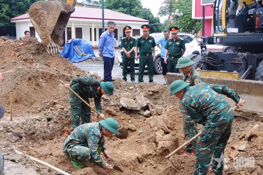 La délégation du Commandement militaire de la province de Quang Tri inspecte les opérations de recherche et de rassemblement des restes de martyrs dans la zone résidentielle de Thanh Co, quartier de Quang Tri. Photo : qdnd.vn