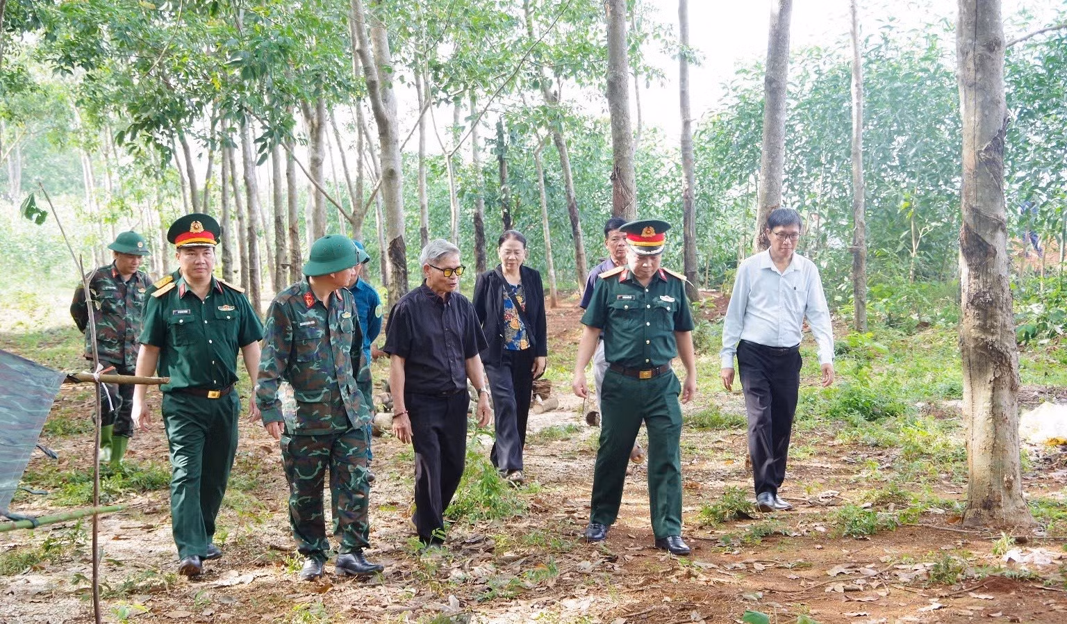 La délégation du Commandement militaire de la province de Quang Tri inspecte les opérations de recherche et de rassemblement des restes de 11 martyrs des forces spéciales tombés lors de la bataille du 29 avril 1965 sur le site de Doc Mieu, dans la commune de Gio Linh. Photo : Xuan Dien/NDEL